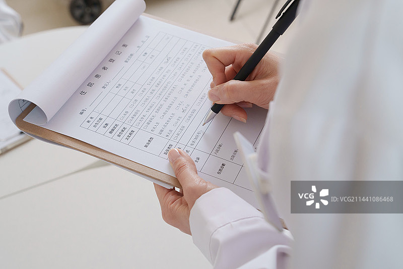 青年女医生写病历图片素材