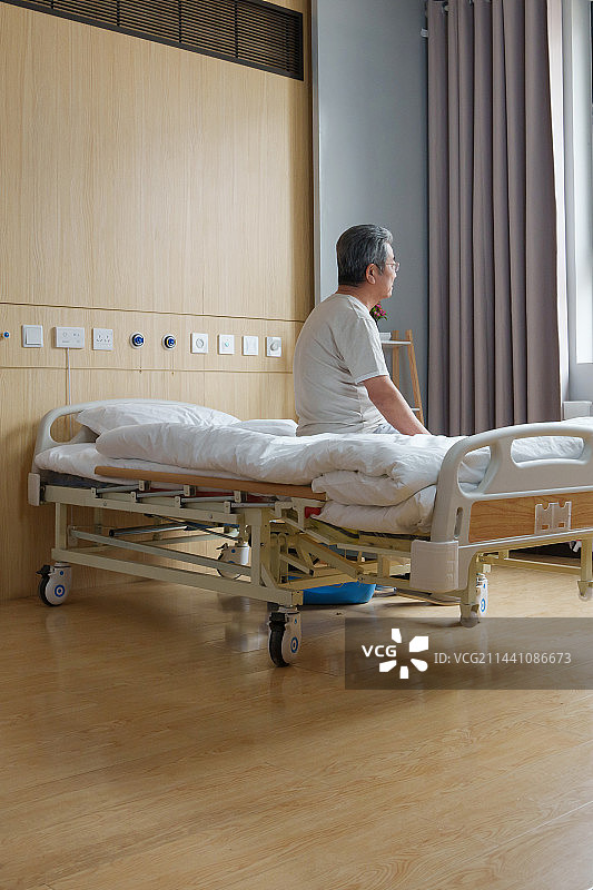 坐在病床上的老人图片素材