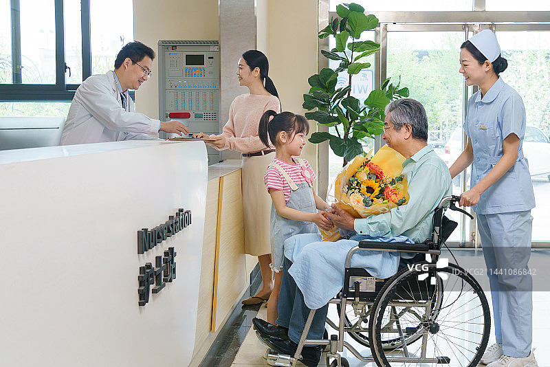 小女孩到医院探望爷爷图片素材