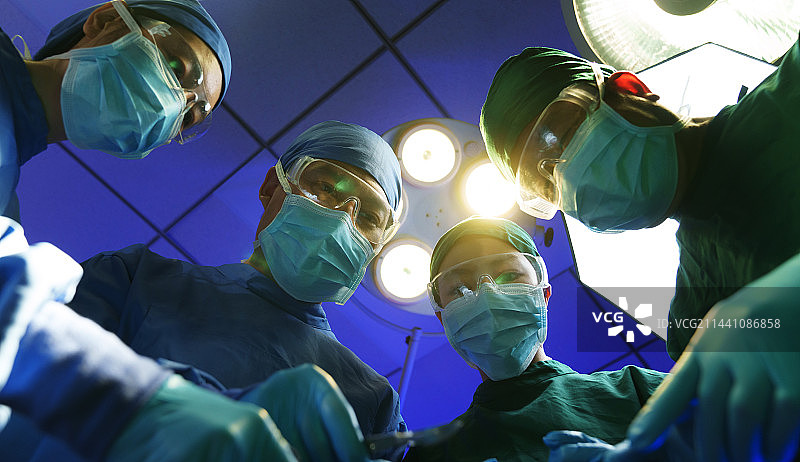 医务工作者在手术室做手术图片素材