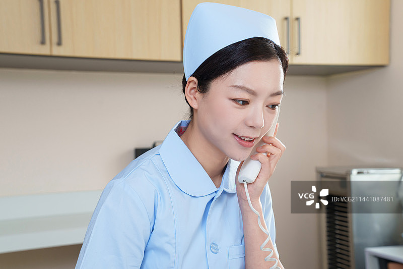 接听电话的女护士图片素材