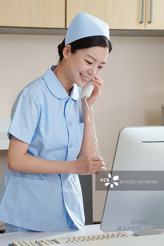 接听电话的女护士图片素材
