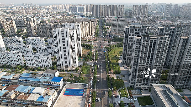 安徽阜阳颍州区居民区高楼马路城市风光航拍，Fuyang, Anhui Province, China图片素材