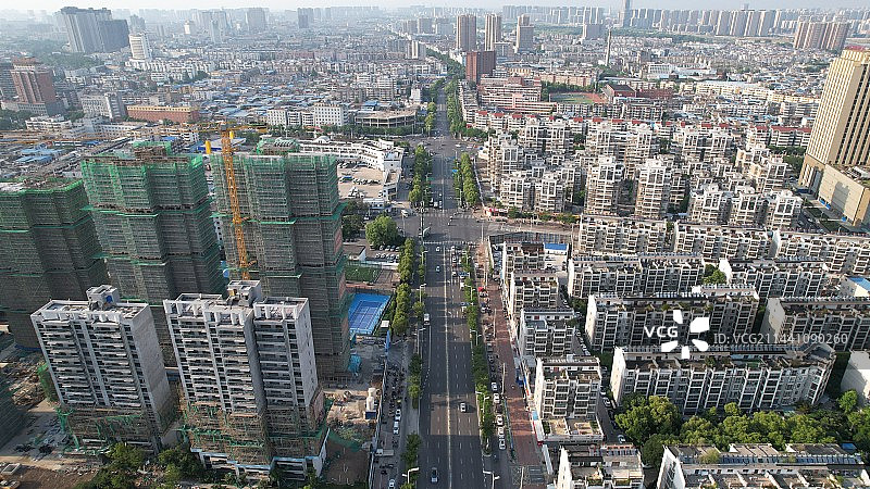 安徽阜阳颍州区居民区高楼马路城市风光航拍，Fuyang, Anhui Province, China图片素材