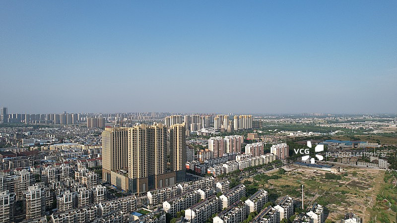 安徽阜阳颍州区居民区与马路航拍，Fuyang, Anhui Province, China图片素材
