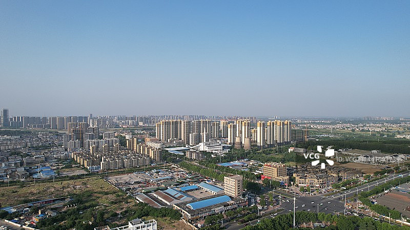 安徽阜阳颍州区居民区与马路航拍，Fuyang, Anhui Province, China图片素材