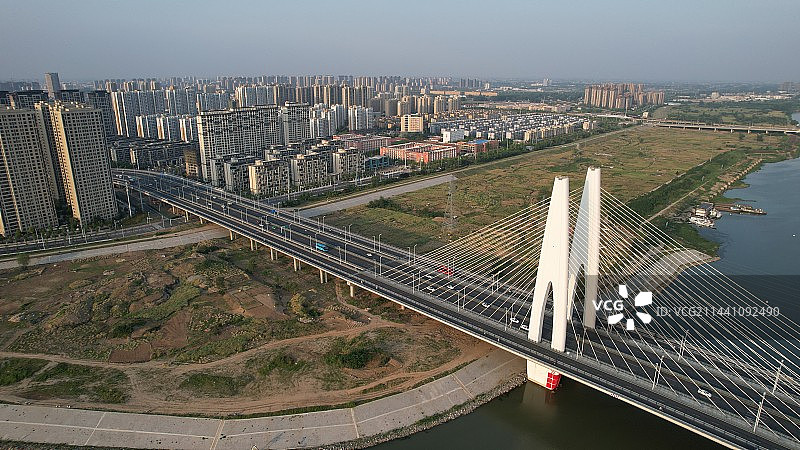 黄昏中安徽阜阳横跨颍河的阜裕大桥航拍，Fuyang, Anhui Province, China图片素材