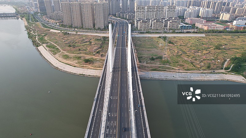 黄昏中安徽阜阳横跨颍河的阜裕大桥航拍，Fuyang, Anhui Province, China图片素材