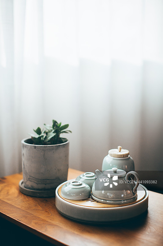 放在木桌上颜色淡雅的茶具图片素材