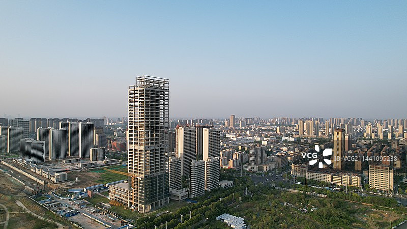 夕阳下安徽阜阳颍州区颍河旁的在建高楼航拍，Fuyang, Anhui Province, China图片素材