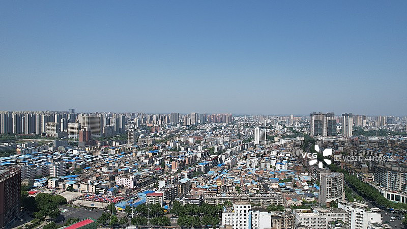 蓝天下安徽阜阳老城区航拍，The old town of Fuyang, Anhui, China图片素材