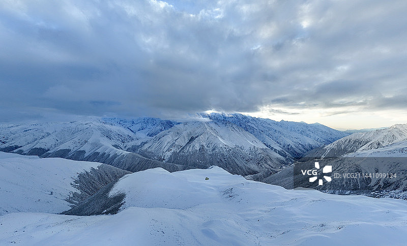 甘孜雪山群图片素材