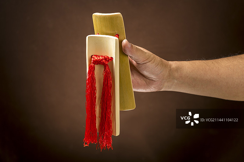 曲艺演员手握快板正在演奏快板书特写图片素材