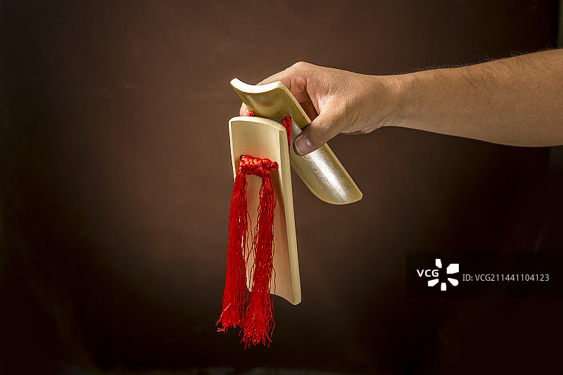 曲艺演员手握快板正在演奏快板书特写图片素材