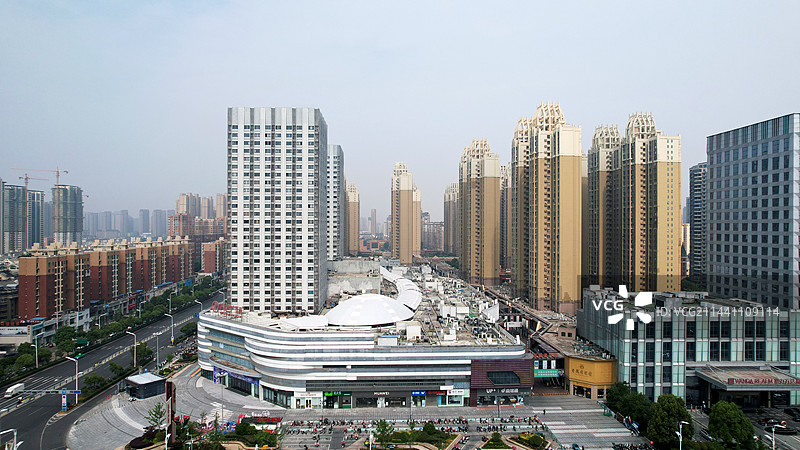 晨雾中安徽阜阳颍州万达商圈航拍，Fuyang, Anhui Province, China图片素材