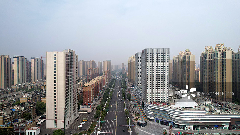 晨雾中安徽阜阳颍州万达商圈航拍，Fuyang, Anhui Province, China图片素材