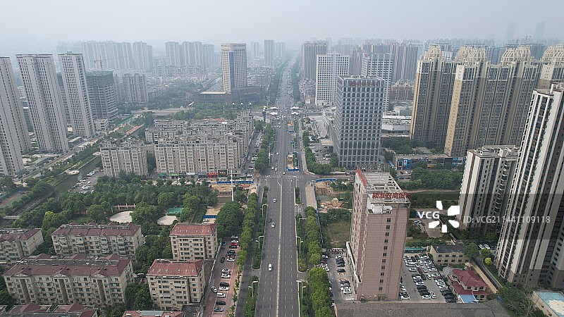 晨雾中安徽阜阳颍州万达商圈航拍，Fuyang, Anhui Province, China图片素材