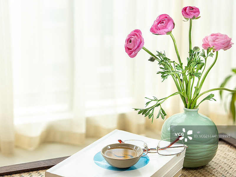 花瓶、书籍与茶杯图片素材