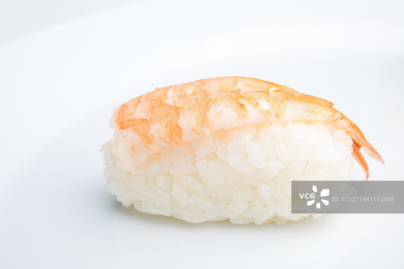 白色背景中的日本玻璃虾寿司图片素材