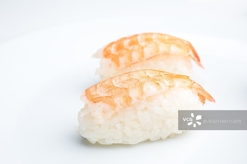 白色背景中的日本玻璃虾寿司图片素材