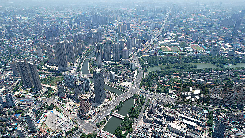 蓝天下安徽合肥瑶海区南淝河航拍，Yaohai , Hefei, Anhui, China图片素材