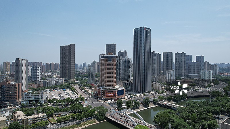 蓝天下安徽合肥瑶海区南淝河航拍，Yaohai , Hefei, Anhui, China图片素材