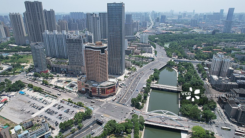 蓝天下安徽合肥瑶海区南淝河航拍，Yaohai , Hefei, Anhui, China图片素材