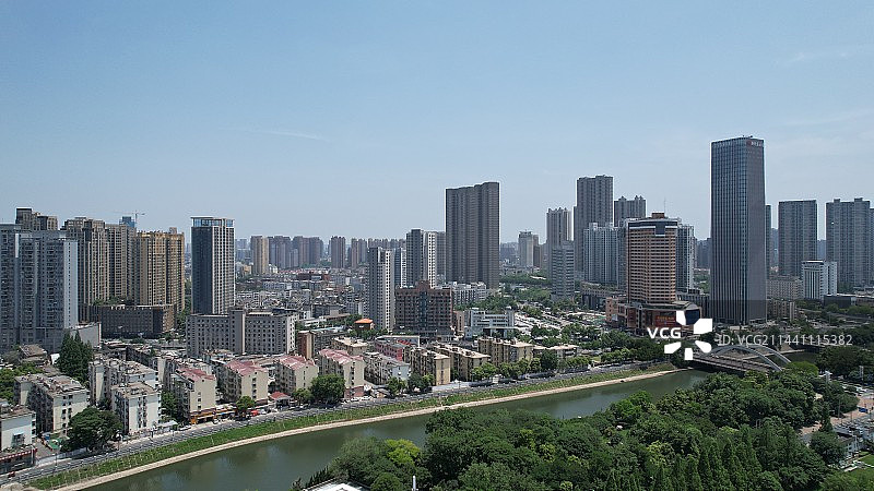 蓝天下安徽合肥瑶海区南淝河航拍，Yaohai , Hefei, Anhui, China图片素材