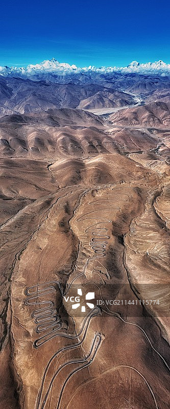 定日县108拐和远处的3座8000米级雪山图片素材