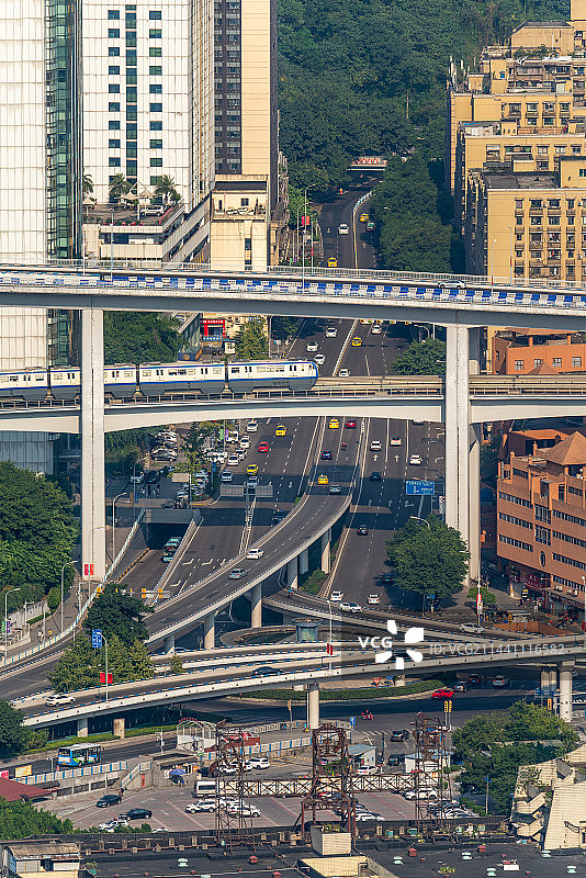重庆轻轨3号线行驶在道路上图片素材