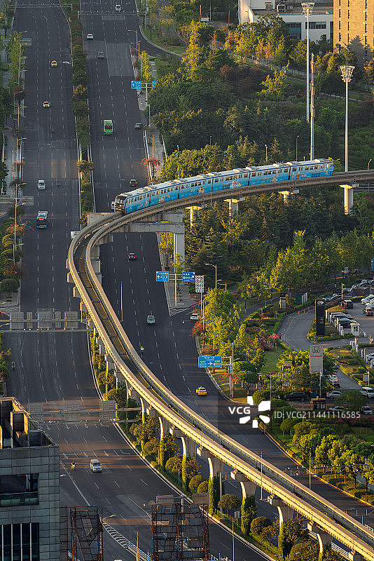 重庆轻轨3号线行驶在道路上图片素材