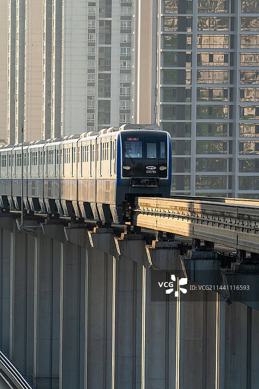 重庆轻轨3号线行驶在道路上图片素材