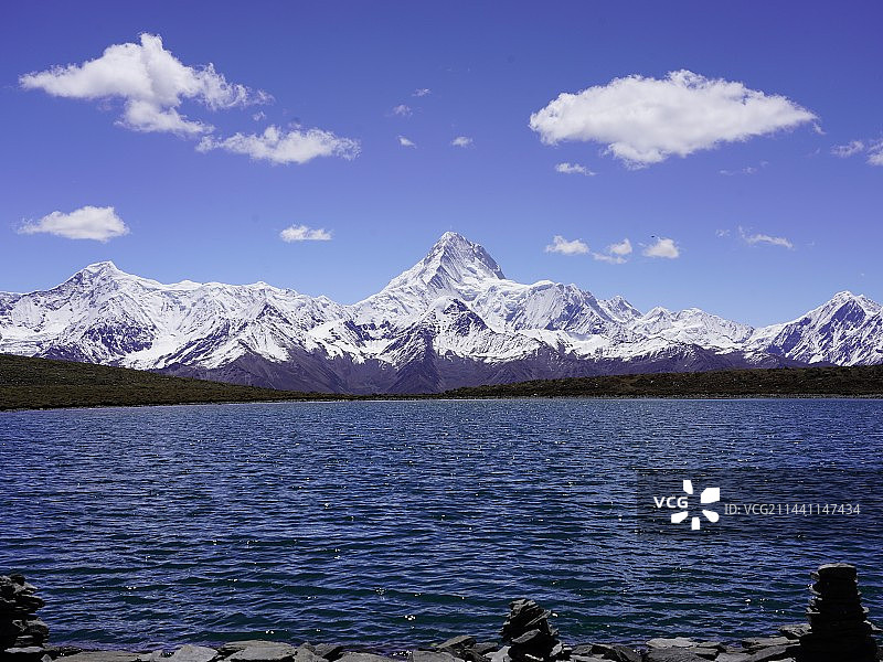 贡嘎雪山与冷嘎措图片素材