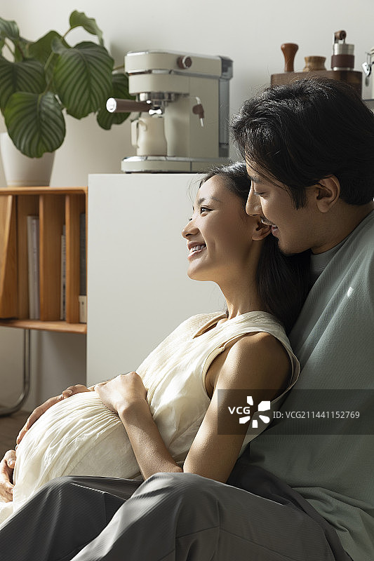 丈夫和怀孕妻子在客厅休息放松图片素材