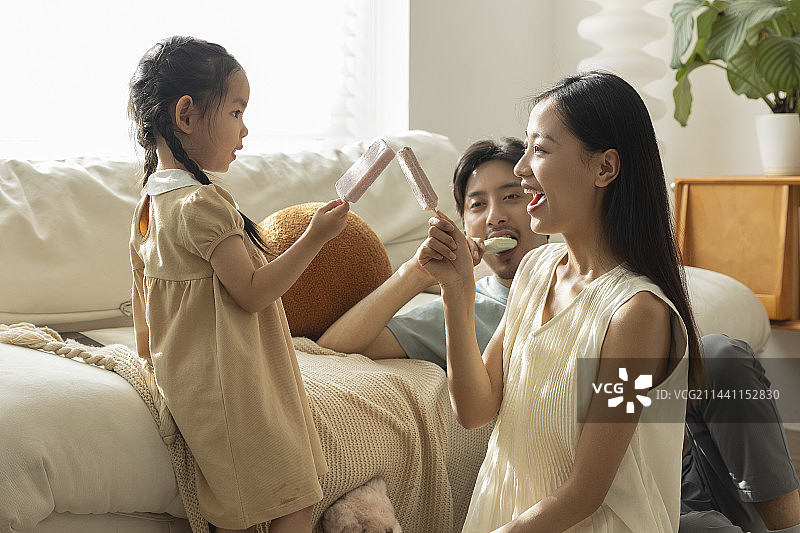 快乐父女在客厅吃雪糕图片素材