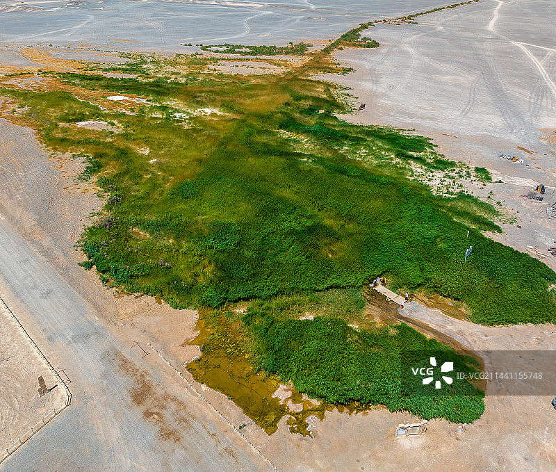 航拍穿越哈密大海道遇见绿洲图片素材
