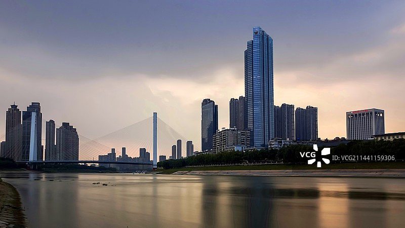 月湖桥与越秀大厦图片素材