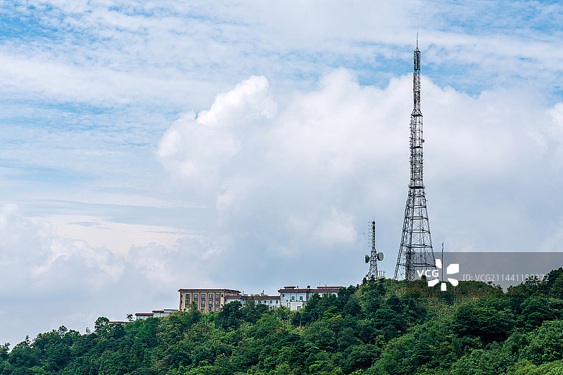 蓝天白云下的五桂山通讯塔图片素材