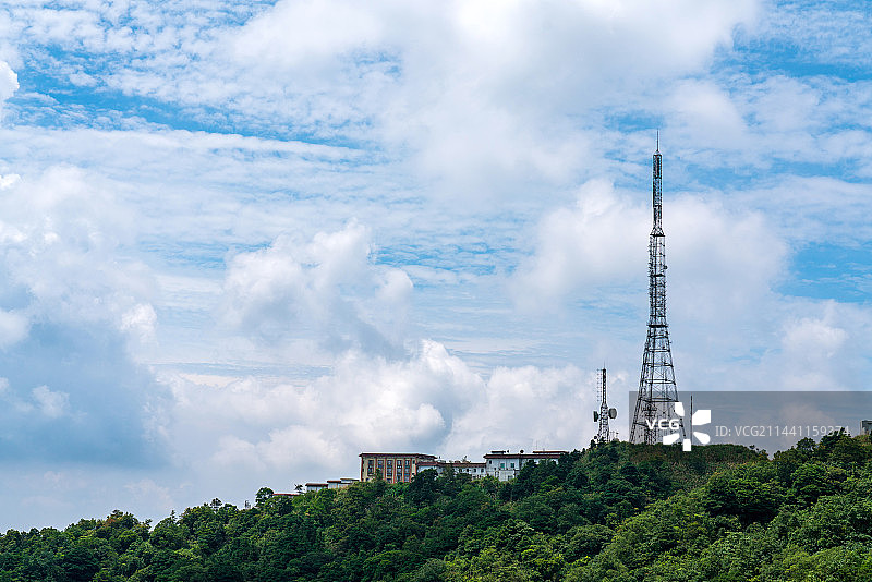 蓝天白云下的五桂山通讯塔图片素材