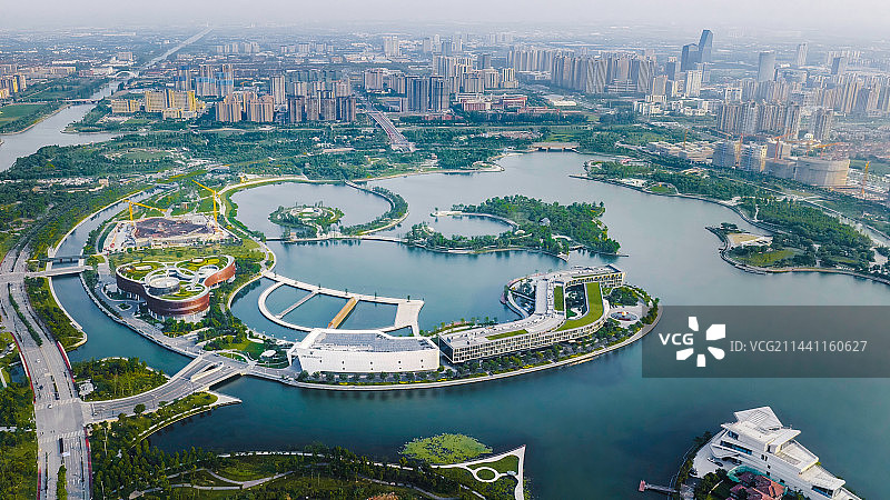 航拍视角下的城市天际线图片素材