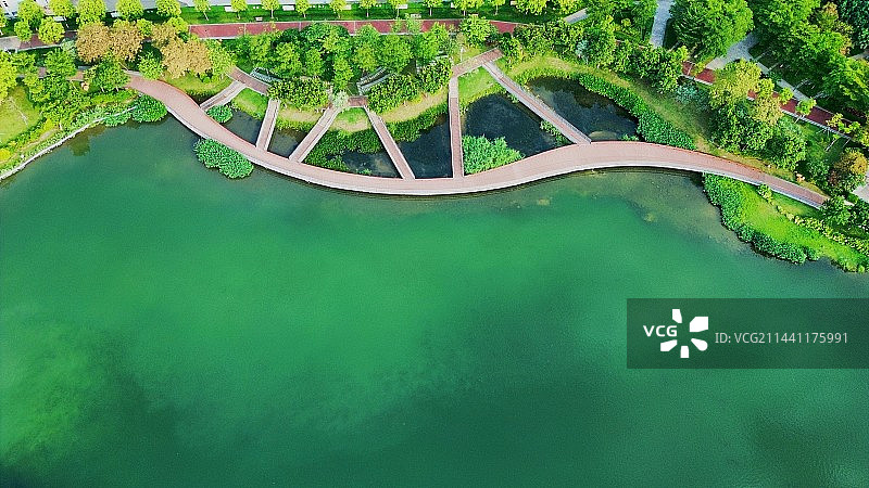 航拍视角下的湖图片素材