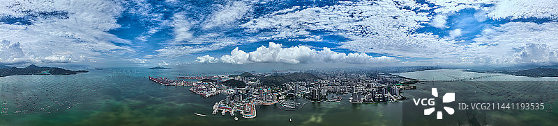 航拍视角下的蛇口港全景图片素材