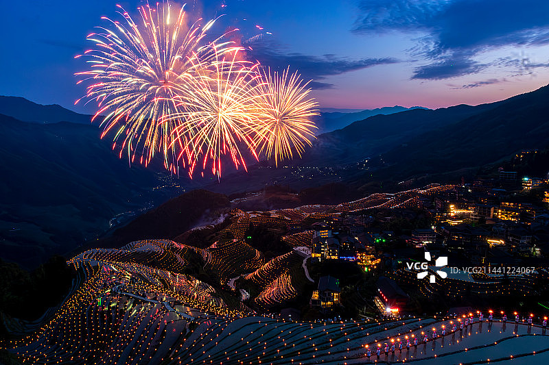 节日焰火下的梯田图片素材