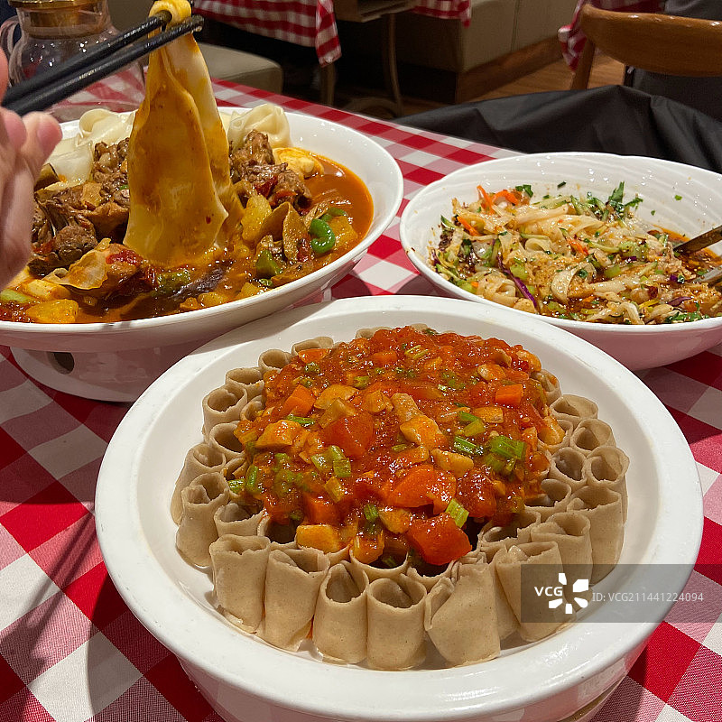 三文鱼拼盘 酒柜 莜面图片素材