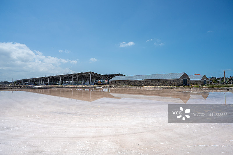 天空之镜——海南乐东莺歌海盐场蓝天白云图片素材