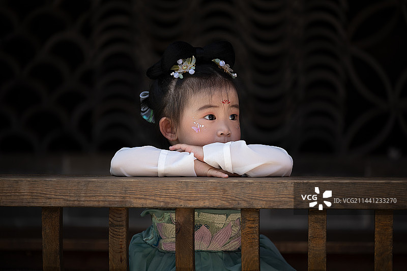 一个穿汉服古装的小女孩图片素材