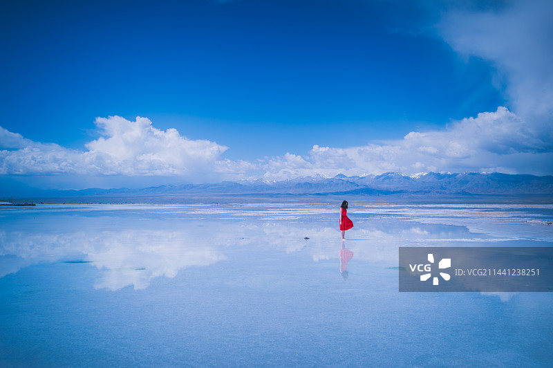 茶卡盐湖中的一抹红图片素材