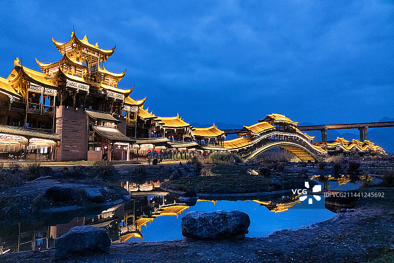 重庆黔江濯水古镇，夜晚的风雨廊桥建筑风光图片素材