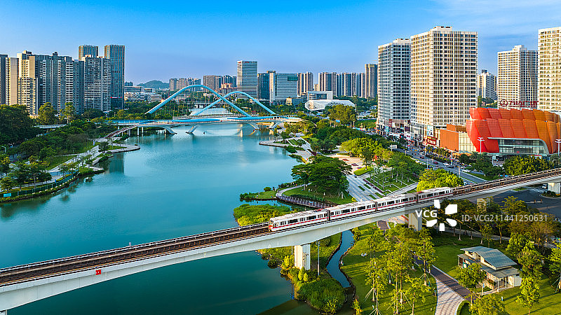 地铁穿越蕉门河航拍于广州南沙横沥岛蕉门河。图片素材