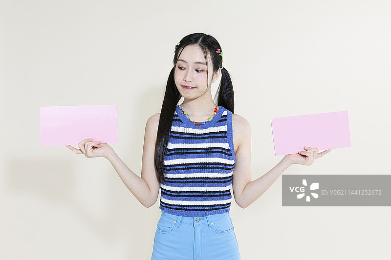 Y2K粉色复古概念照片：亚洲女性手持礼券图片素材